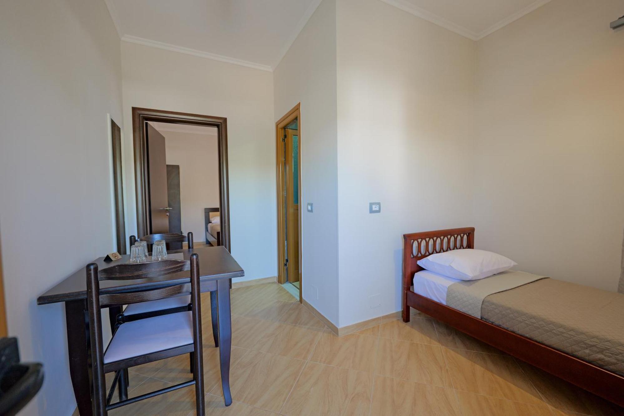Hotel Deja Vu Ksamil Rum bild