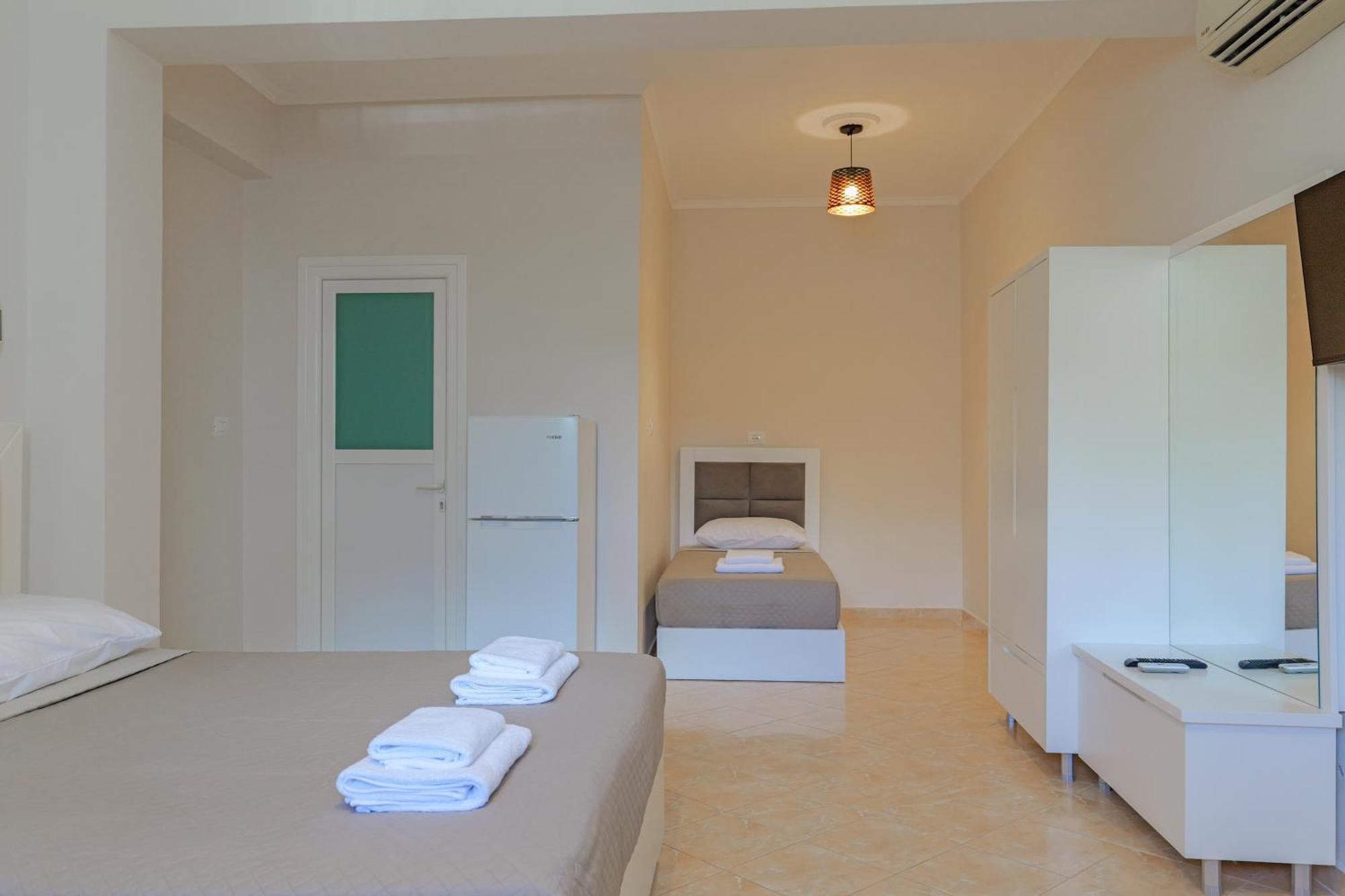 Hotel Deja Vu Ksamil Exteriör bild